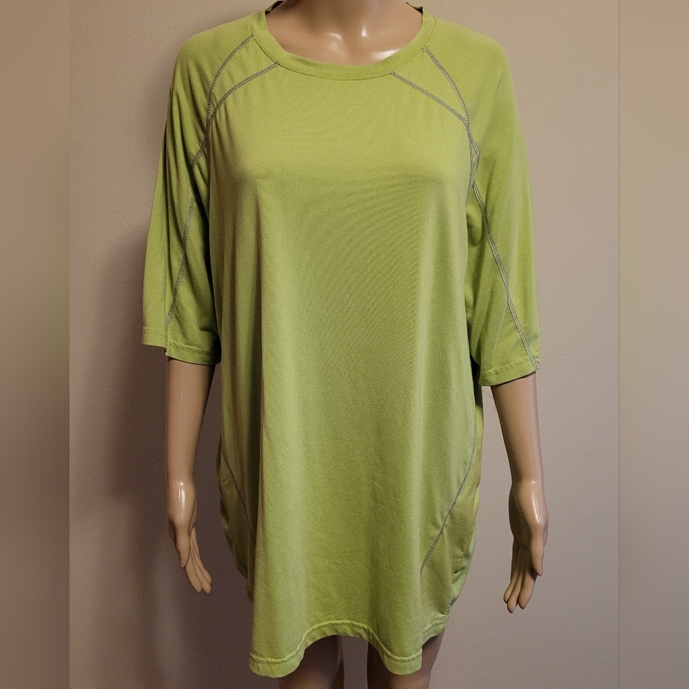 Reebok Size L green Short Sleeve Shirt.